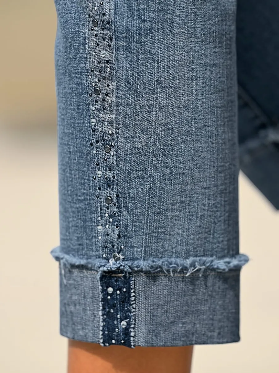 Jean denim doux avec bijoux fantaisie et revers.