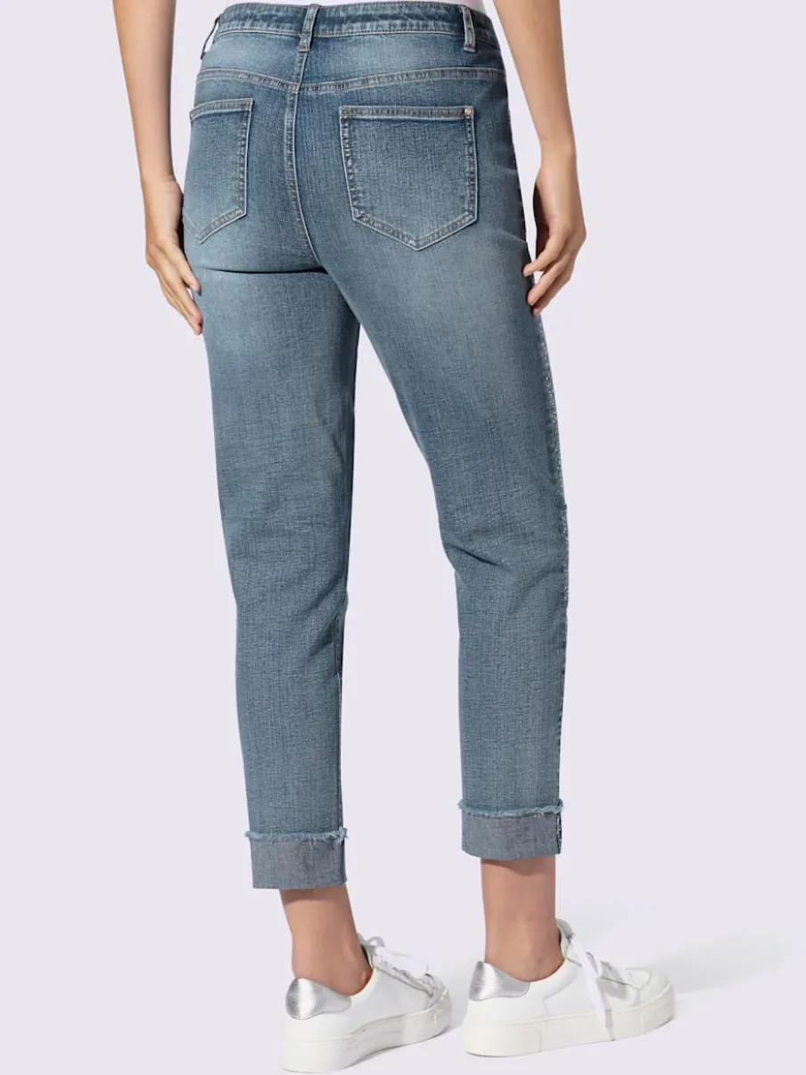 Jean denim doux avec bijoux fantaisie et revers.