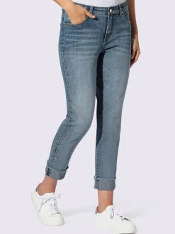 Jean denim doux avec bijoux fantaisie et revers.