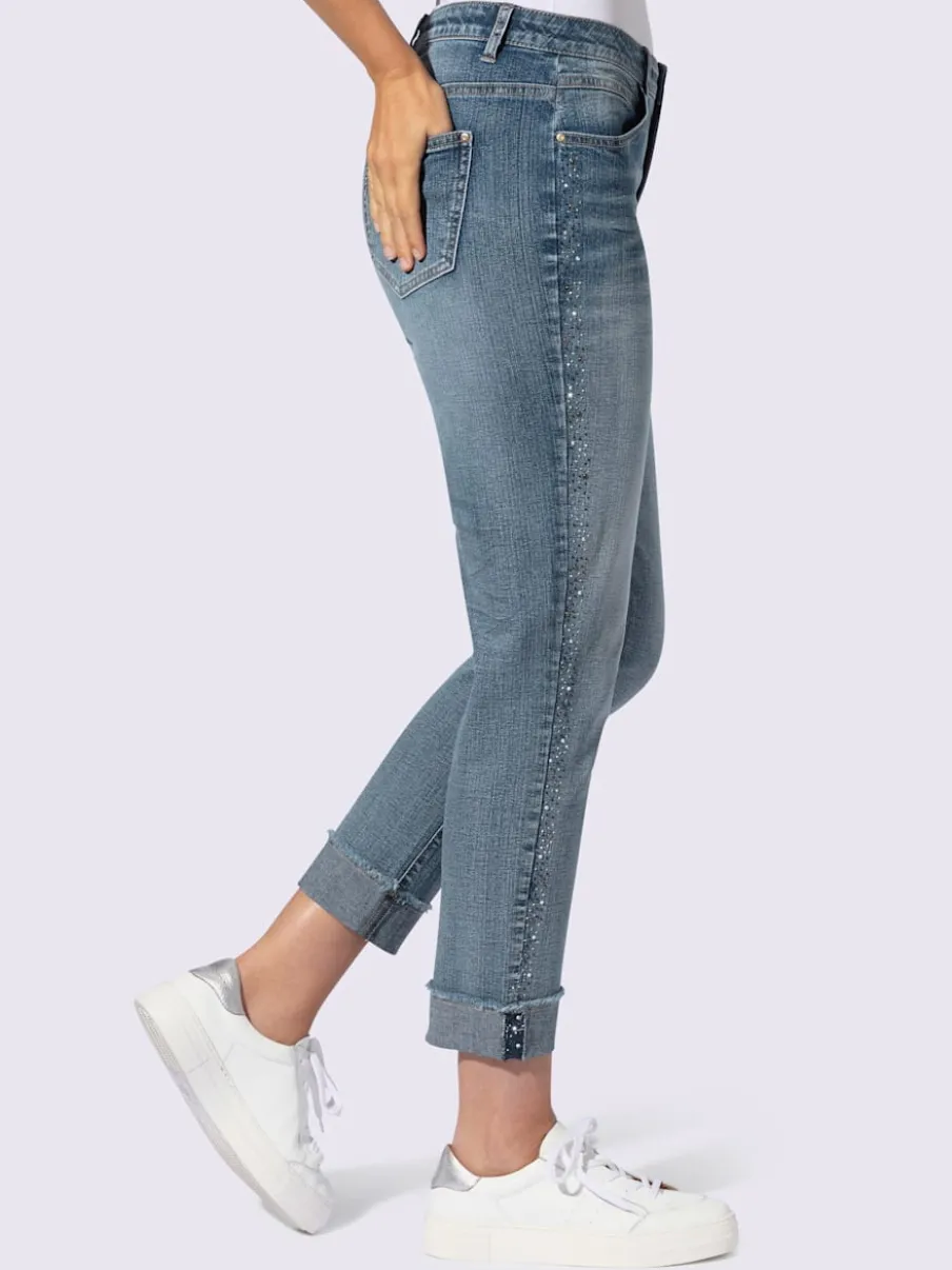 Jean denim doux avec bijoux fantaisie et revers.