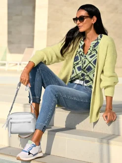 Jean denim doux avec bijoux fantaisie et revers.