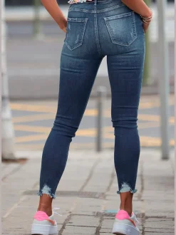 Jean effet déchiré en coupe Slim Fit avec cinq poches
