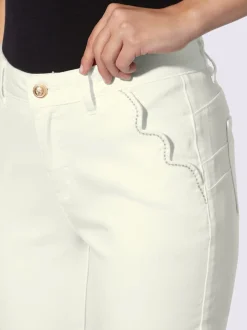 Jean push-up légèrement évasé avec ceinture gainante et poches