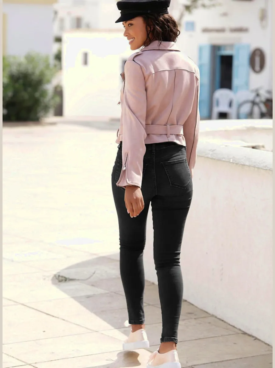 Jean taille haute cinq poches avec ceinture à boutons