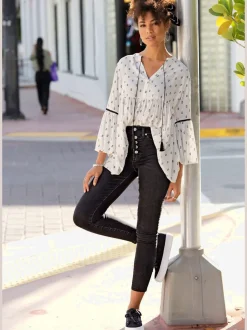 Jean taille haute cinq poches avec ceinture à boutons