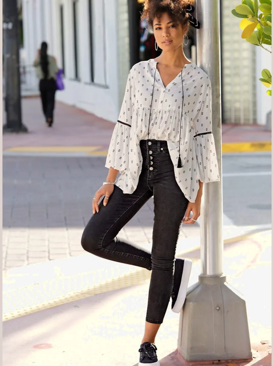 Jean taille haute cinq poches avec ceinture à boutons