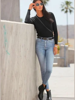 Jean taille haute cinq poches avec ceinture à boutons