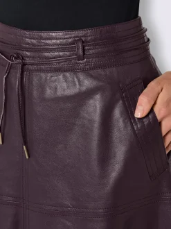 Jupe en cuir d'agneau avec finition raffinée et poches