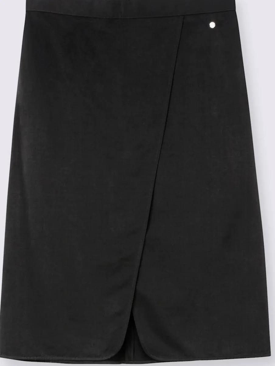 Jupe en satin coupe féminine