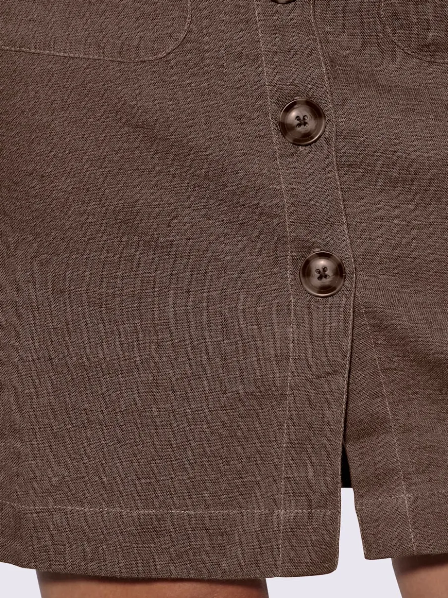 Jupe estivale en lin avec patte de boutonnage et poches.