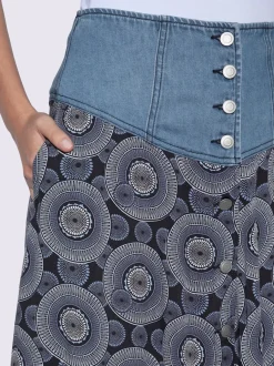 Jupe évasée en coton avec patte de boutonnage et poches