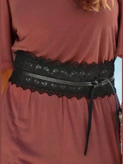 Large ceinture avec broderie et dentelle tendance