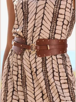 Large ceinture avec petits rivets au style tendance