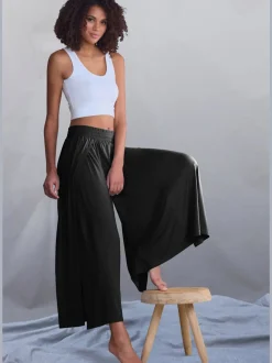 Large sarouel doux avec ceinture élastique fluide et chevauchants