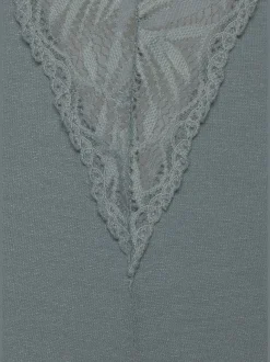 Élégant déshabillé court avec détails en dentelle
