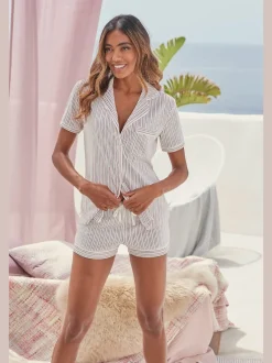 Élégant pyjama court avec motif sur toute la surface