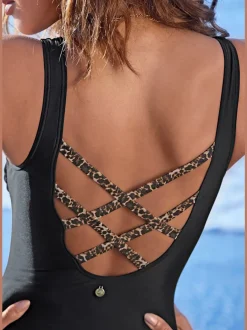 Maillot de bain à empiècements rayés et col rond