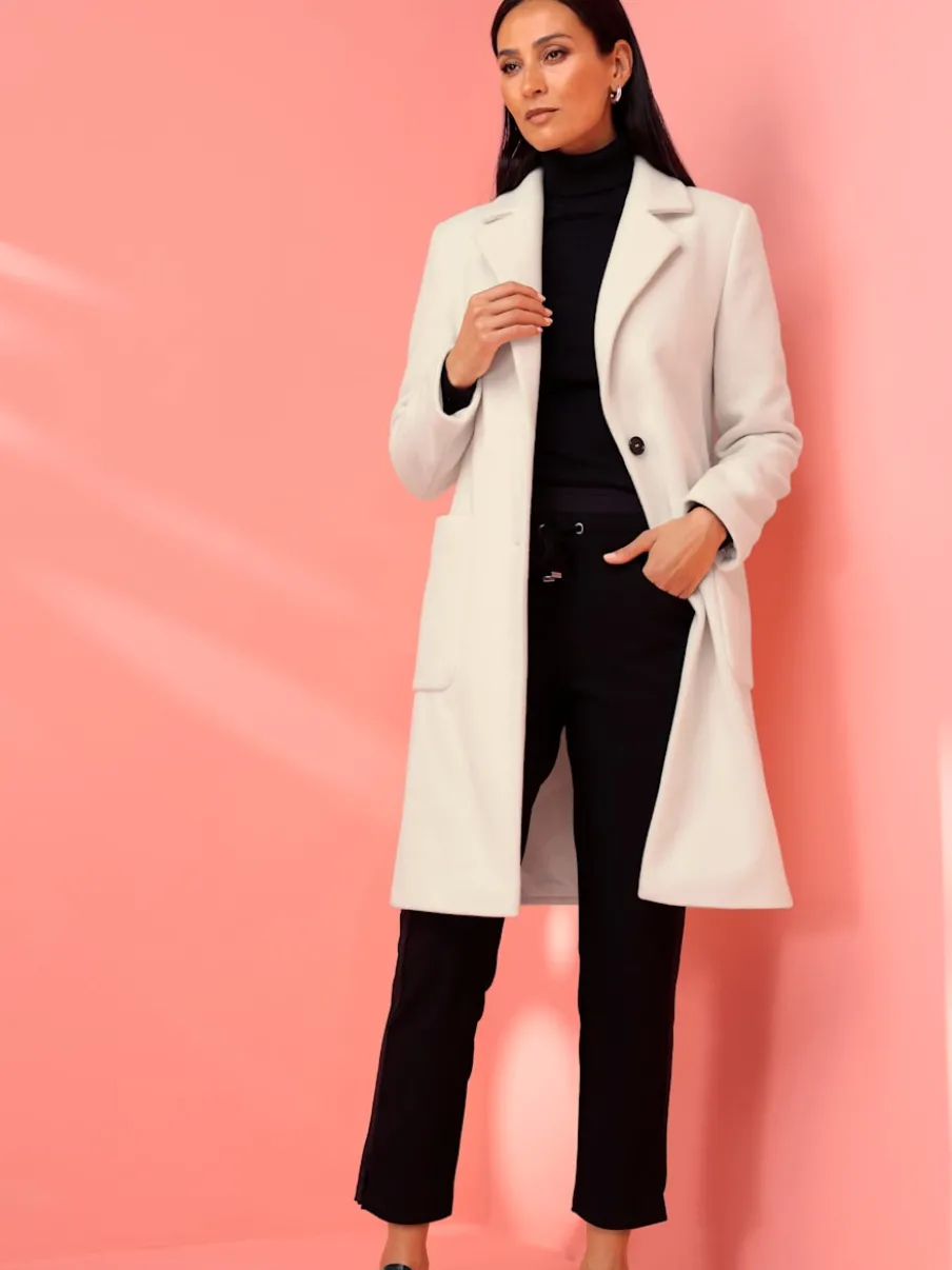 Manteau court à col revers avec grandes poches spacieuses