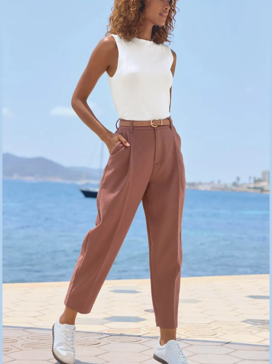 Pantalon à ceinture étroite avec poches fendues et jambes étroites