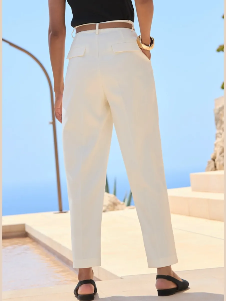 Pantalon à ceinture étroite avec poches fendues et jambes étroites