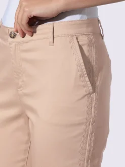 Pantalon chino avec piqûres décoratives et poches latérales