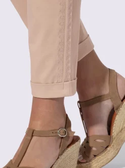 Pantalon chino avec piqûres décoratives et poches latérales