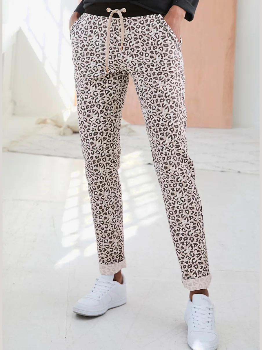 Pantalon confortable avec poches fendues et ourlet à revers