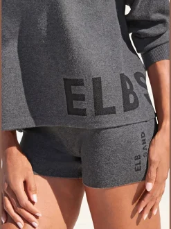 Pantalon court en tricot doux avec logo brodé et finition agréable