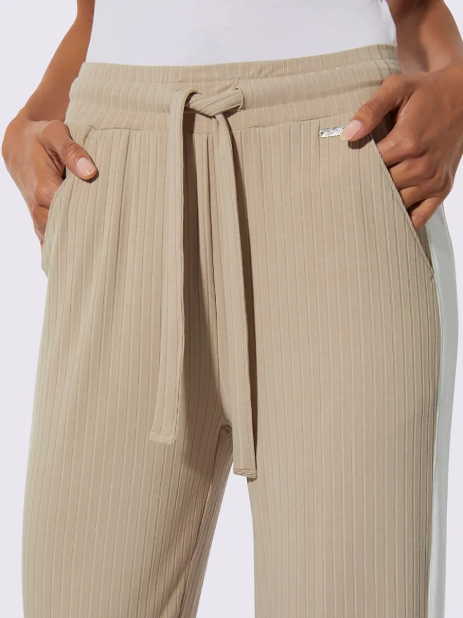 Pantalon côtelé confortable avec ceinture élastique et empiècements sportifs