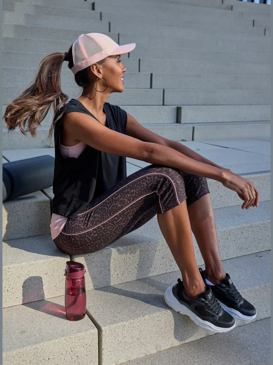 Pantalon de sport corsaire avec imprimé léopard et passepoils contrastés