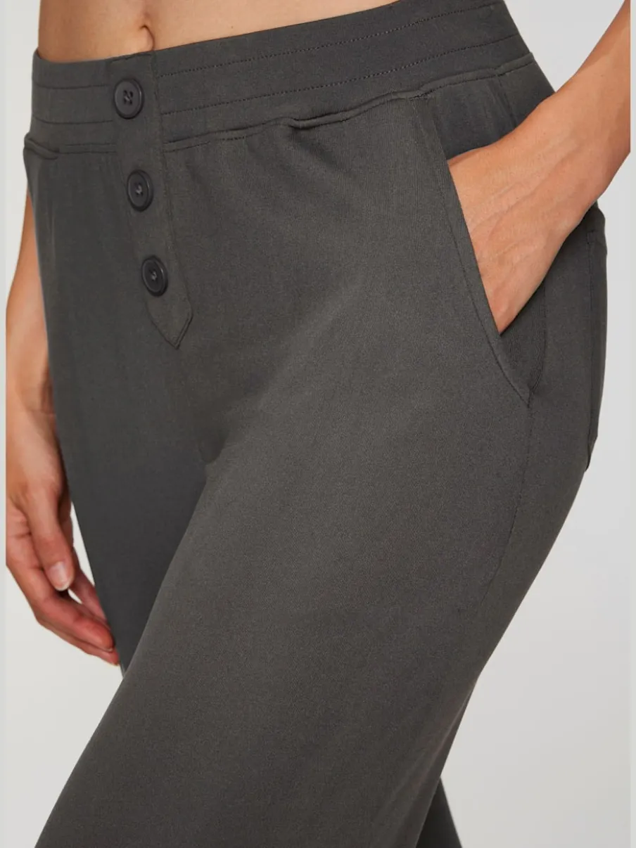 Pantalon détente en matière douce avec jambes droites et patte de boutonnage