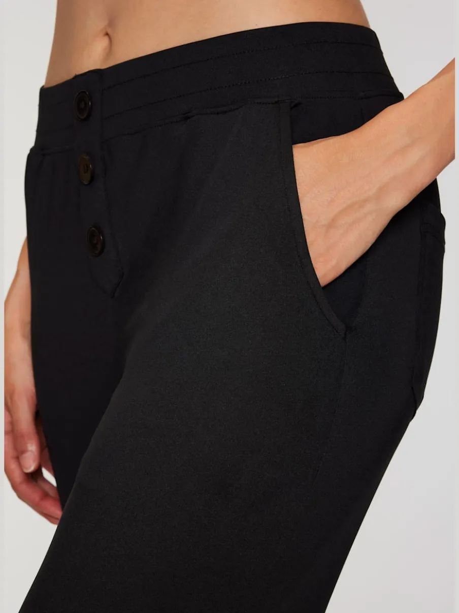 Pantalon détente en matière douce avec jambes droites et patte de boutonnage