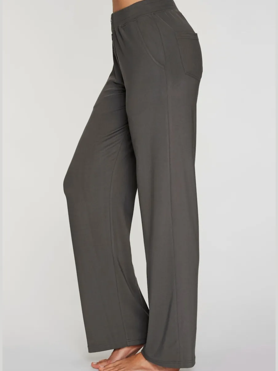 Pantalon détente en matière douce avec jambes droites et patte de boutonnage