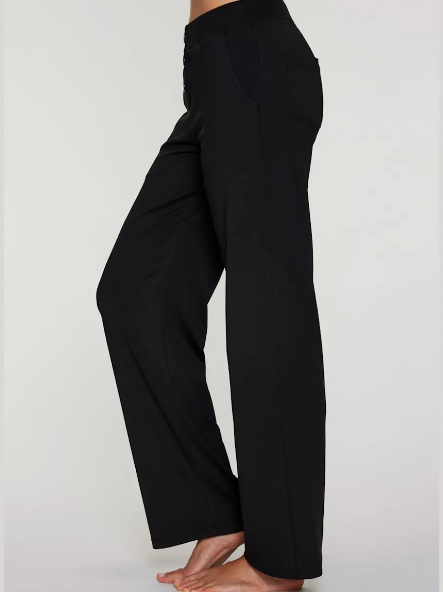 Pantalon détente en matière douce avec jambes droites et patte de boutonnage