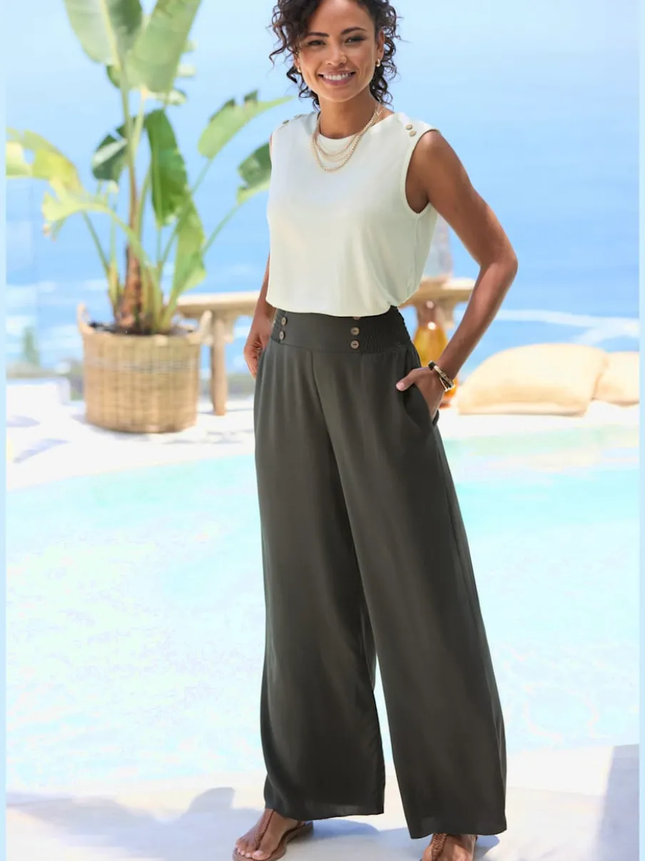 Pantalon large avec poches latérales et détails smockés