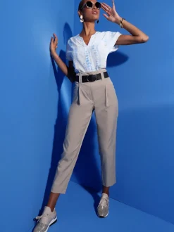 Pantalon à pinces en lyocell avec ceinture décorative et poches latérales