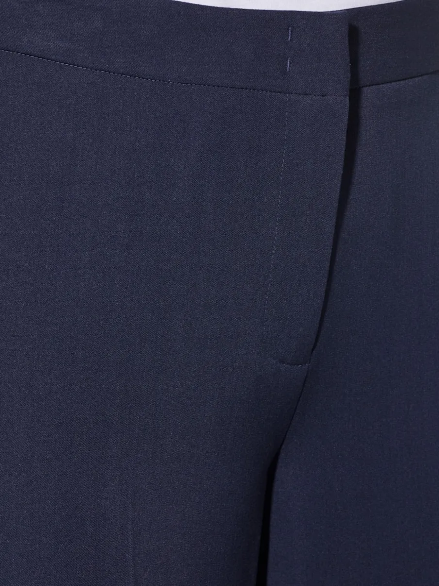 Pantalon à plis repassés avec jambes larges et ceinture gainante