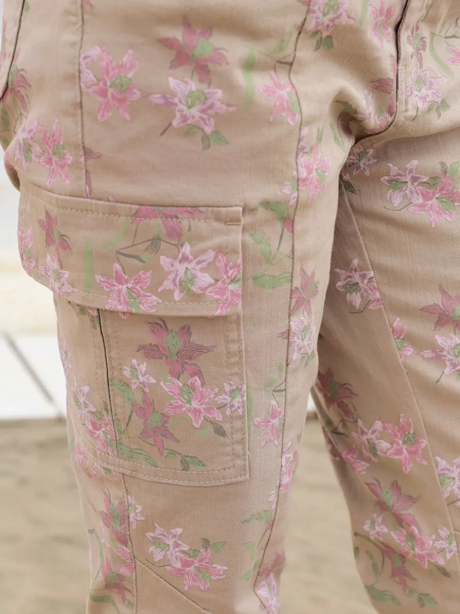 Pantalon à poches cargo avec imprimé floral subtile