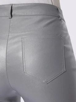 Pantalon 5 poches en matière brillante avec passants et rivets