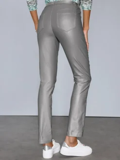 Pantalon 5 poches en matière brillante avec passants et rivets