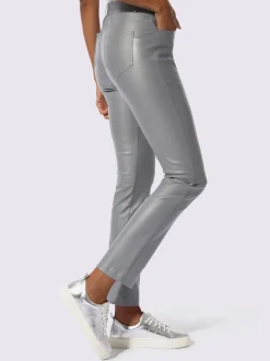 Pantalon 5 poches en matière brillante avec passants et rivets
