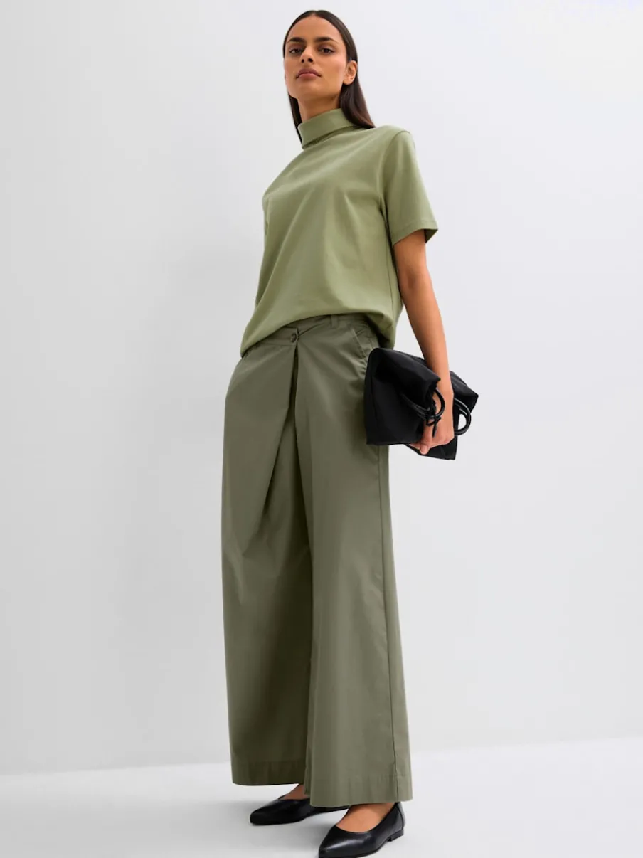 Pantalons amples boutonnés avec poches et pinces structurantes