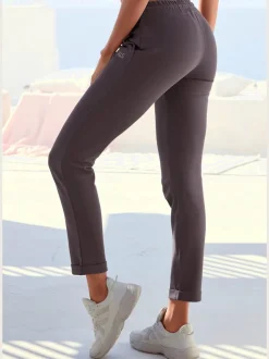 Pantalons confortables avec poches et logo brodé