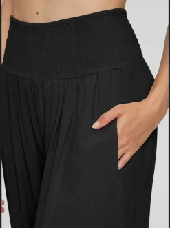 Pantalon structuré à ceinture smockée et poches latérales