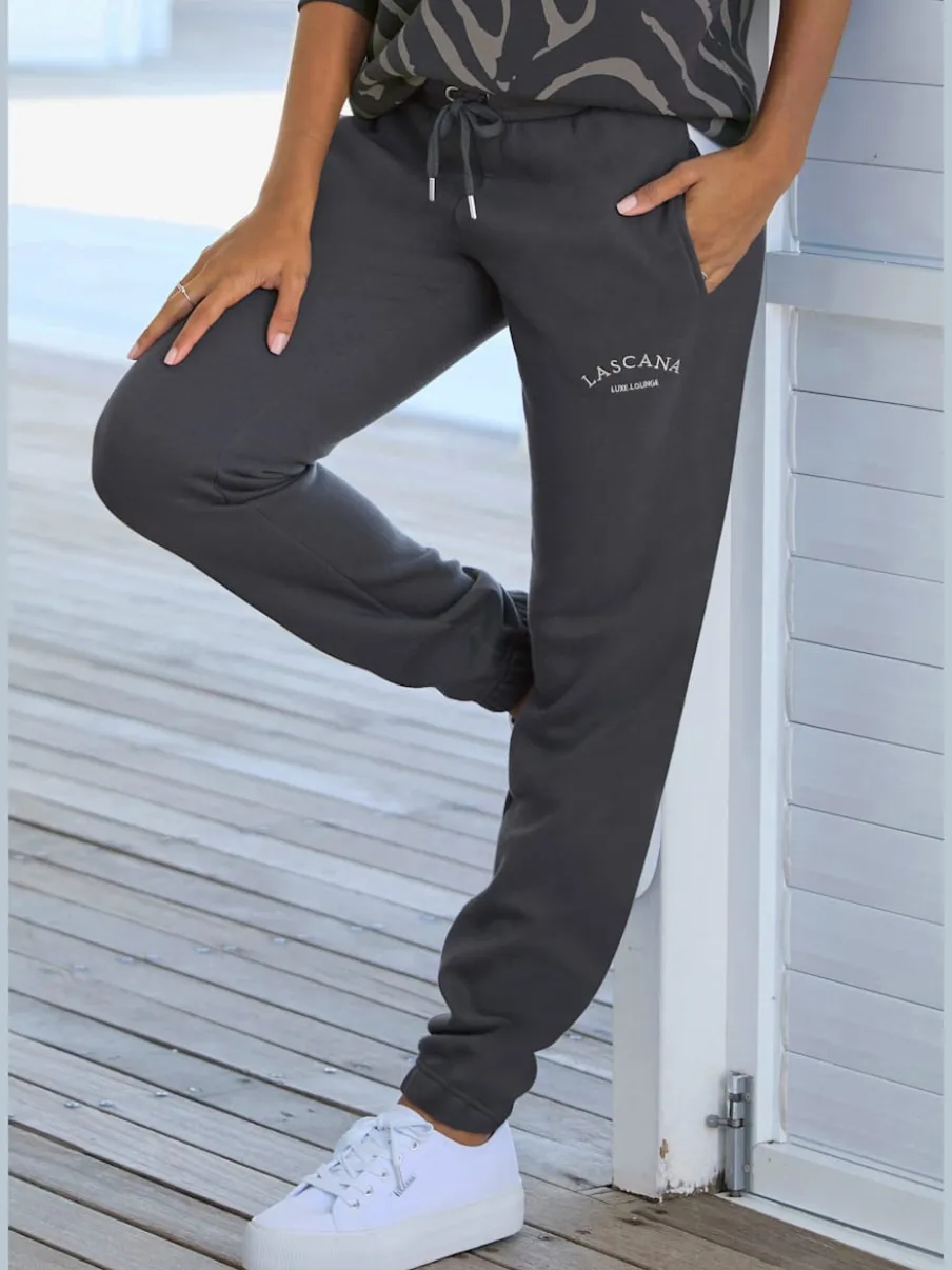 Pantalon sweat avec logo brodé et poches latérales fendues