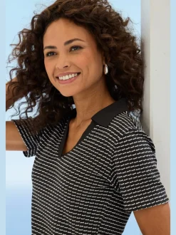 Polo en tricot à col V et manches courtes avec joli motif bicolore