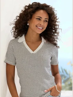 Polo en tricot à col V et manches courtes avec joli motif bicolore