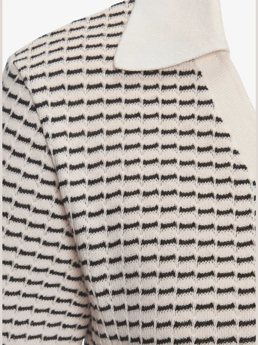 Polo en tricot à col V et manches courtes avec joli motif bicolore