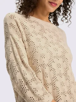Pull ajouré à col U et manches 3/4 avec motif floral