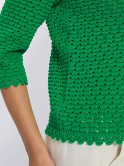 Pull ajouré léger à manches trois quart avec bords ondulés